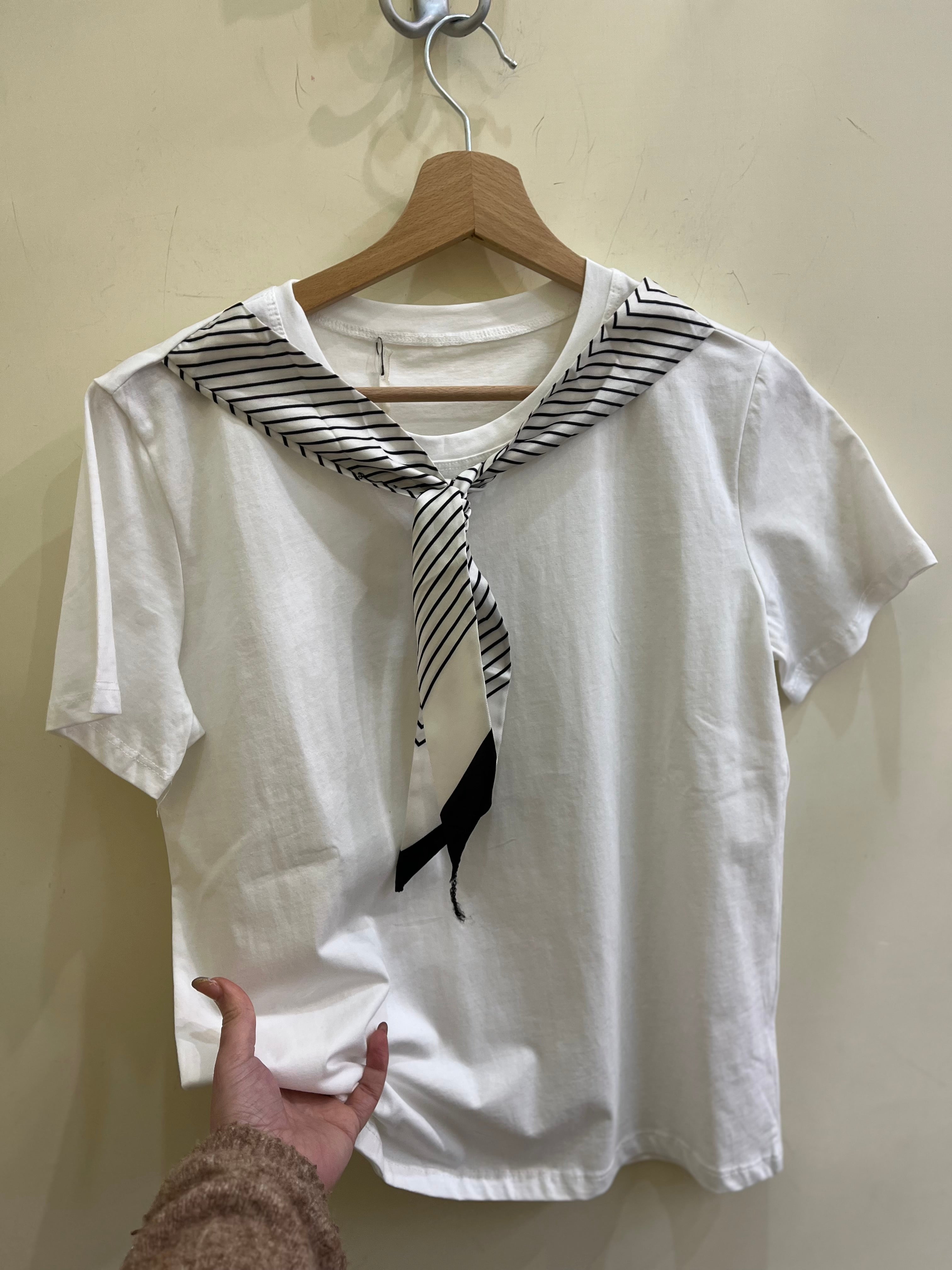 T-shirt con cravatta