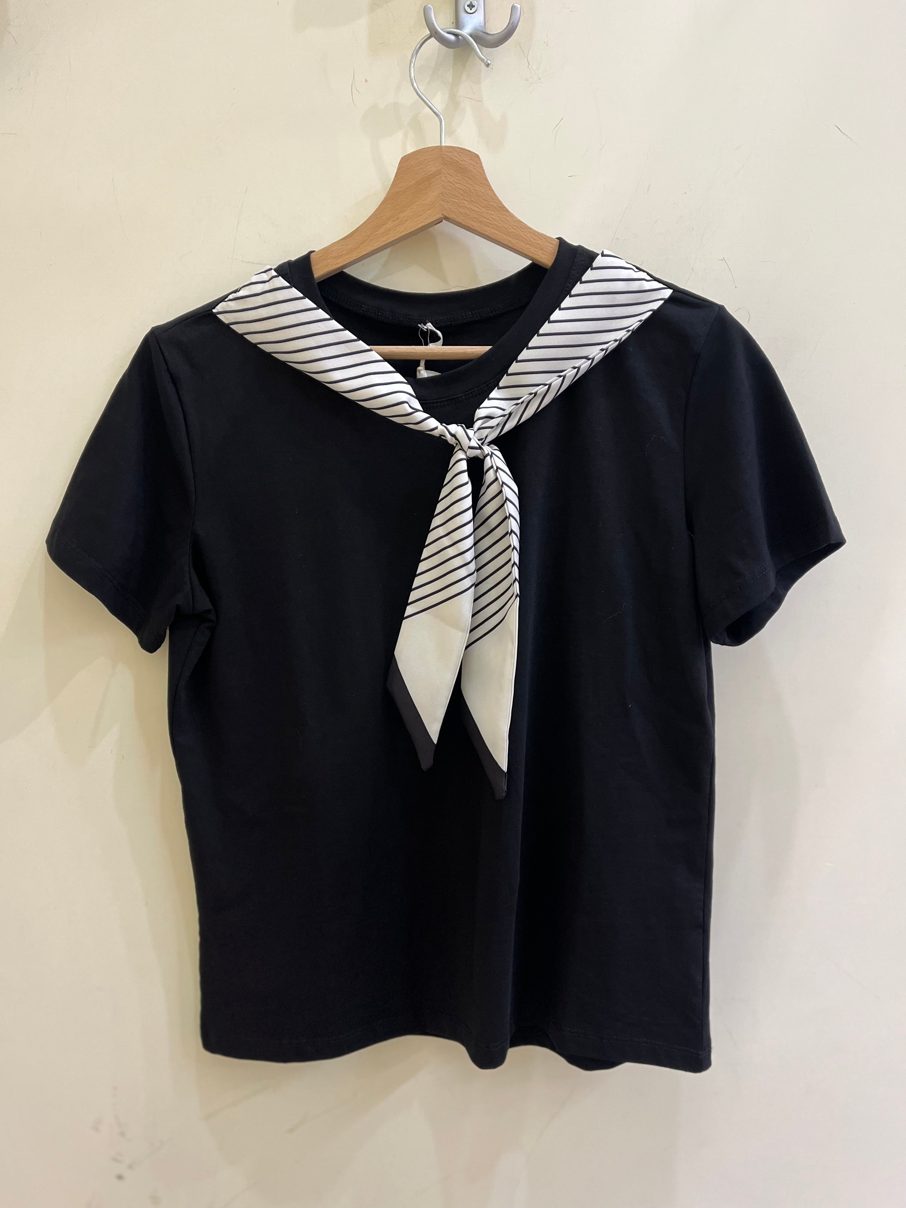 T-shirt con cravatta
